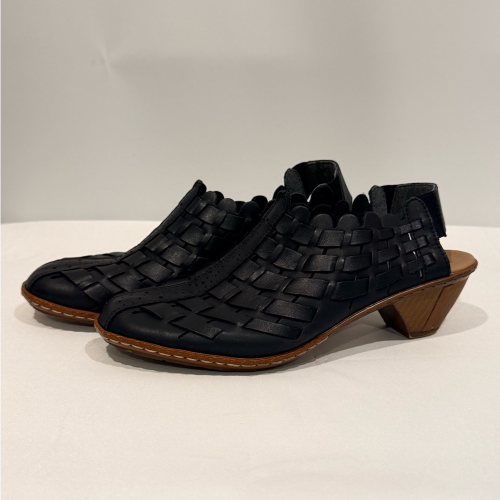 Elegant Black Woven Leather Mules